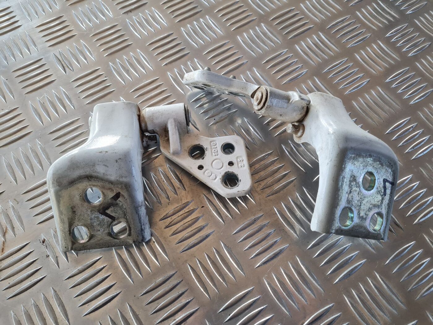 Durvju eņģe priekš CITROEN BERLINGO 2014 2 Durvju eņģe priekš CITROEN BERLINGO 2014