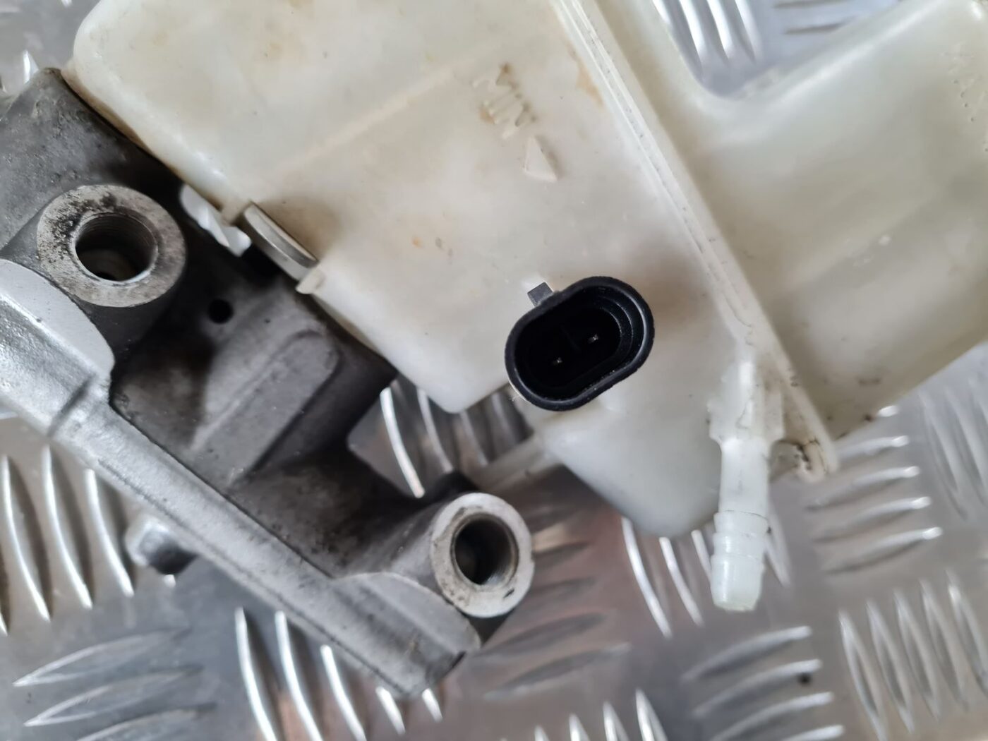 Bremžu pastiprinātāja galvenais cilindrs priekš FIAT STILO 2003 5 Bremžu pastiprinātāja galvenais cilindrs priekš FIAT STILO 2003