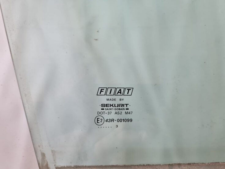 Priekšējo labo durvju stikls priekš FIAT STILO 2003