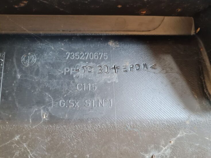 Vējstikla uzlikas (deflektora) režģis priekš FIAT STILO 2003