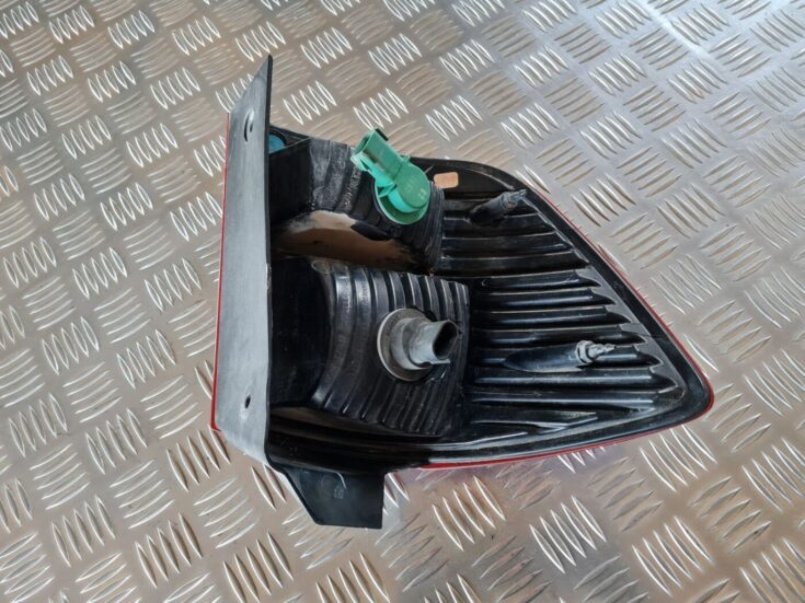 Aizmugurējais labais lukturis priekš DODGE JOURNEY 2010