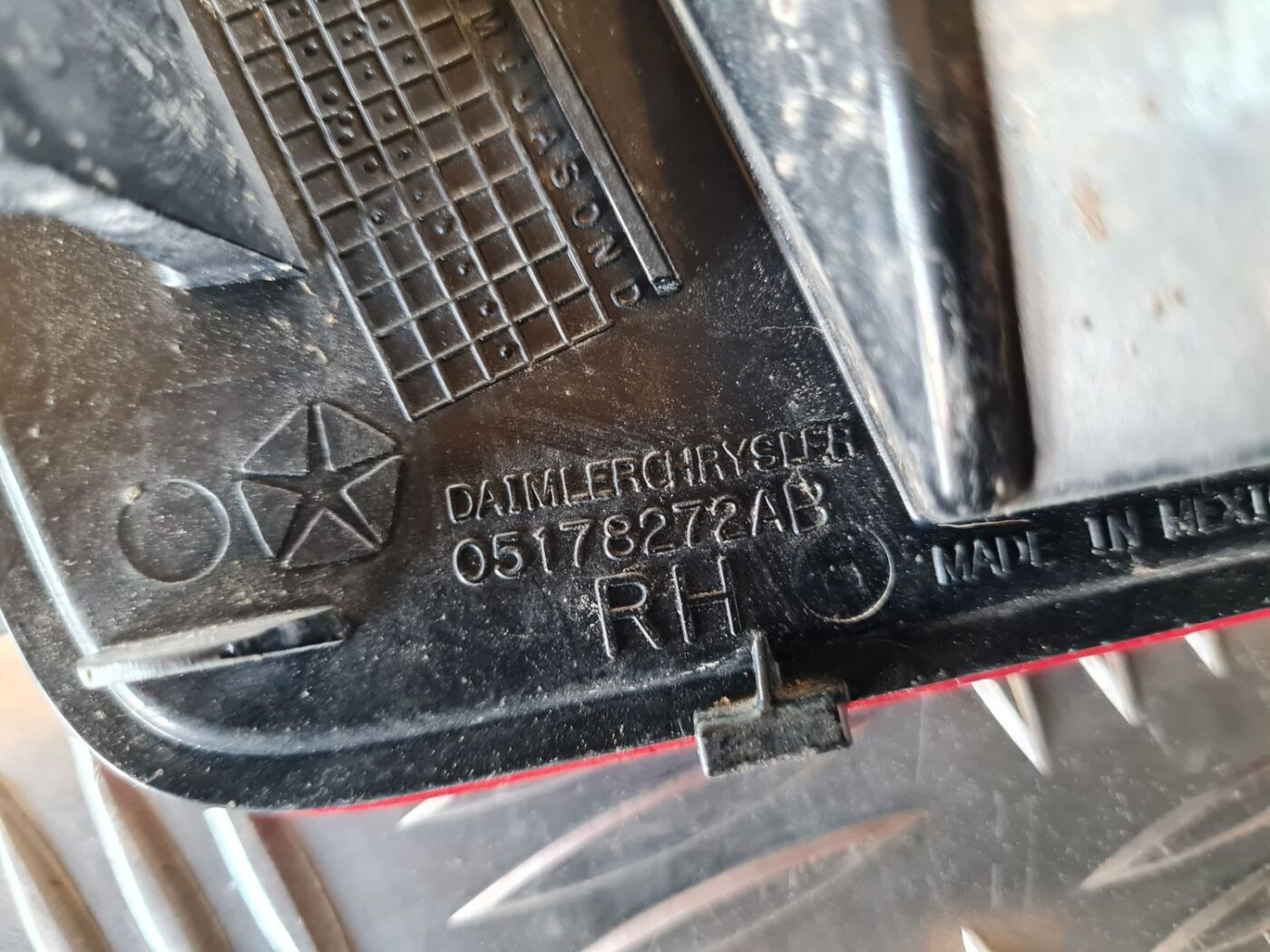 Miglas lukturis aizmugurē labā pusē priekš DODGE JOURNEY 2010 4 Miglas lukturis aizmugurē labā pusē priekš DODGE JOURNEY 2010