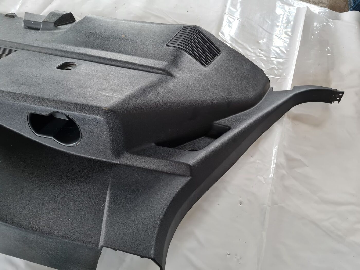 Bagāžnieka nodalījuma sānu apdare priekš DODGE JOURNEY 2010 2 Bagāžnieka nodalījuma sānu apdare priekš DODGE JOURNEY 2010