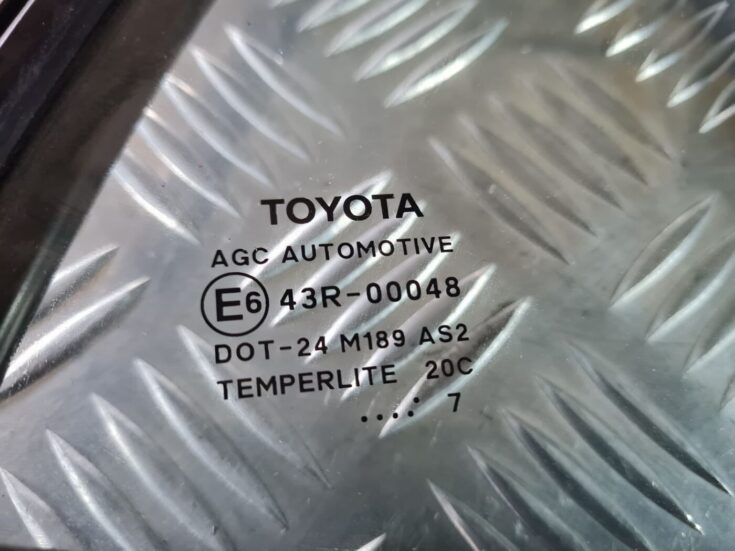 Labo durvju stūra stikls priekš TOYOTA AURIS 2007
