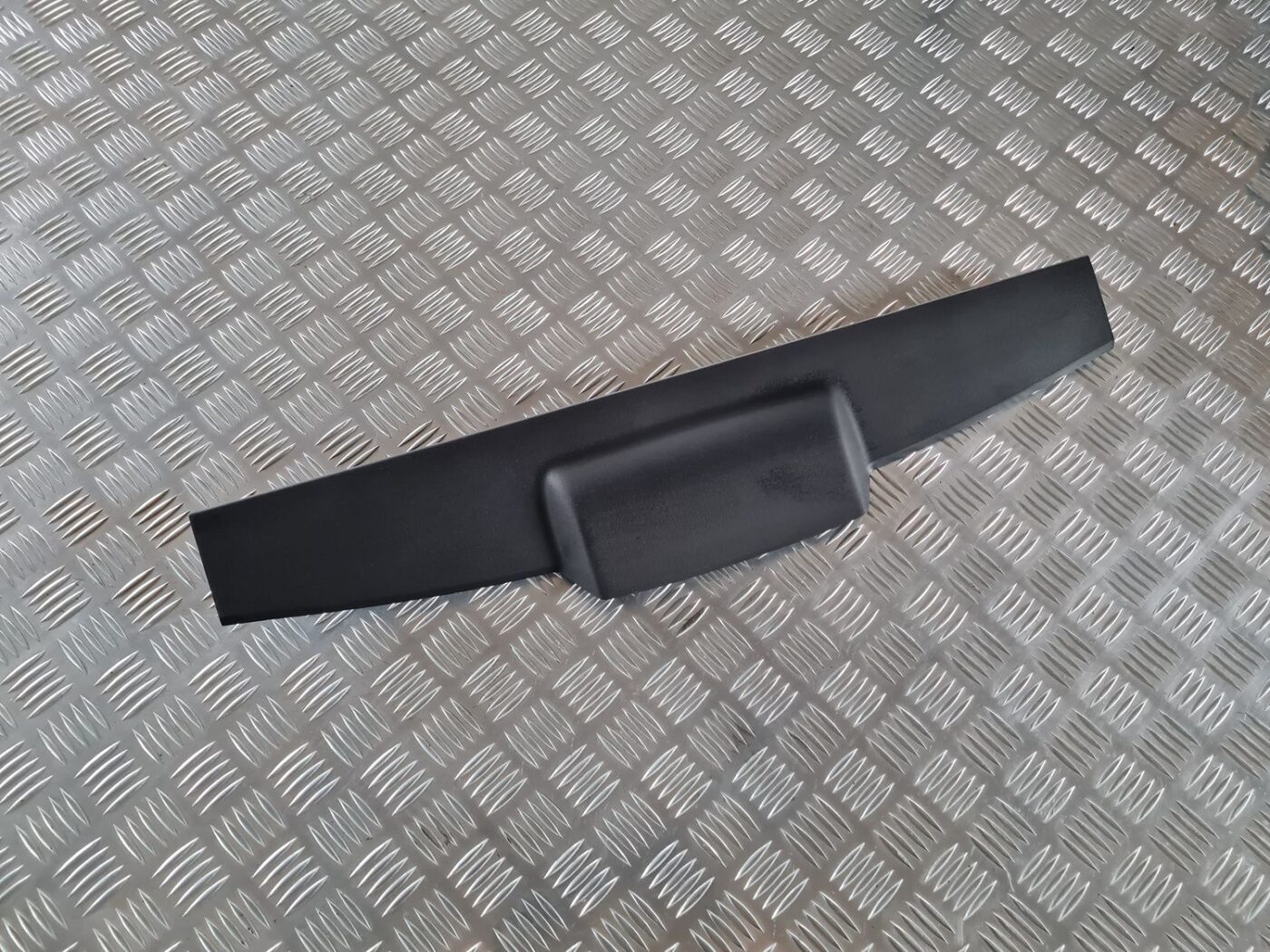 Bagāžnieka vāka apdare priekš TOYOTA AURIS 2007 2 Bagāžnieka vāka apdare priekš TOYOTA AURIS 2007