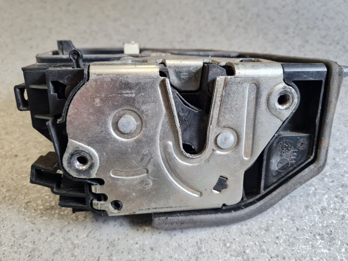 Aizmugurējo labo durvju slēdzene priekš BMW 1 E87 2007 GRAPHITE 2 Aizmugurējo labo durvju slēdzene priekš BMW 1 E87 2007 GRAPHITE