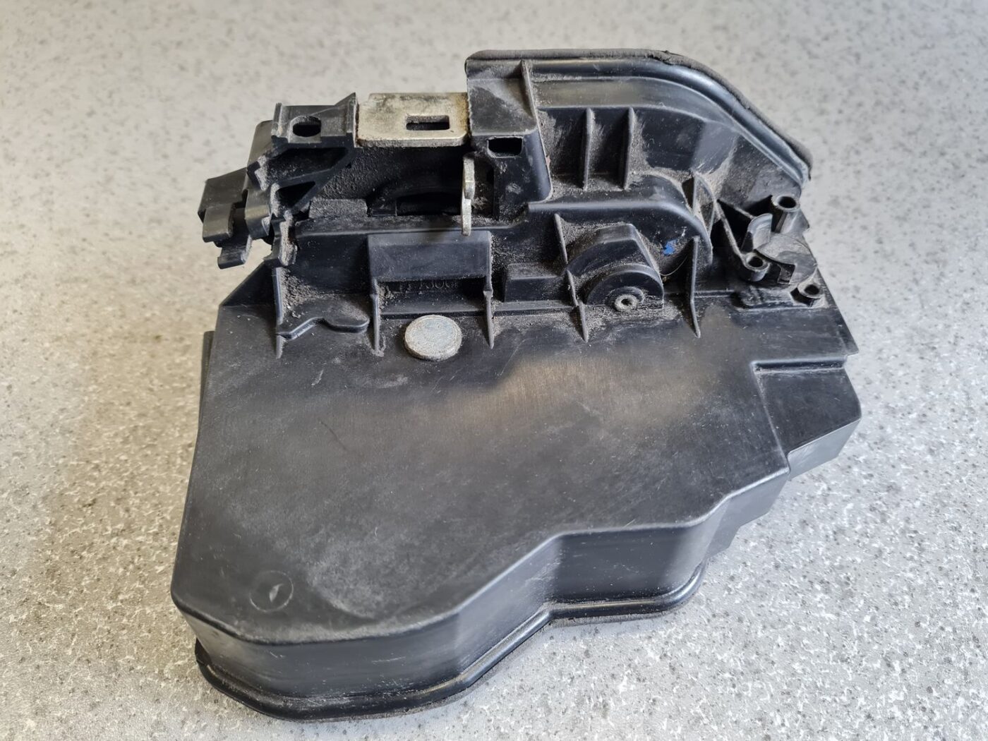 Aizmugurējo labo durvju slēdzene priekš BMW 1 E87 2007 GRAPHITE 4 Aizmugurējo labo durvju slēdzene priekš BMW 1 E87 2007 GRAPHITE