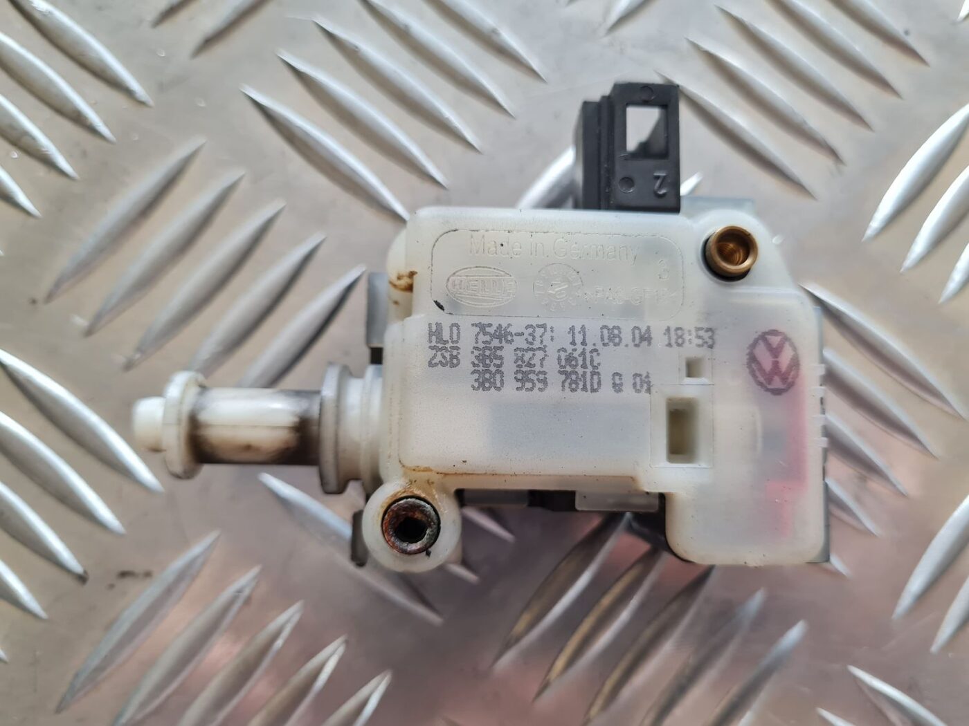 Bagažnieka vāka slēdzenes motors priekš VW PASSAT 2004 UNIVERSAL GREY 2 Bagažnieka vāka slēdzenes motors priekš VW PASSAT 2004 UNIVERSAL GREY