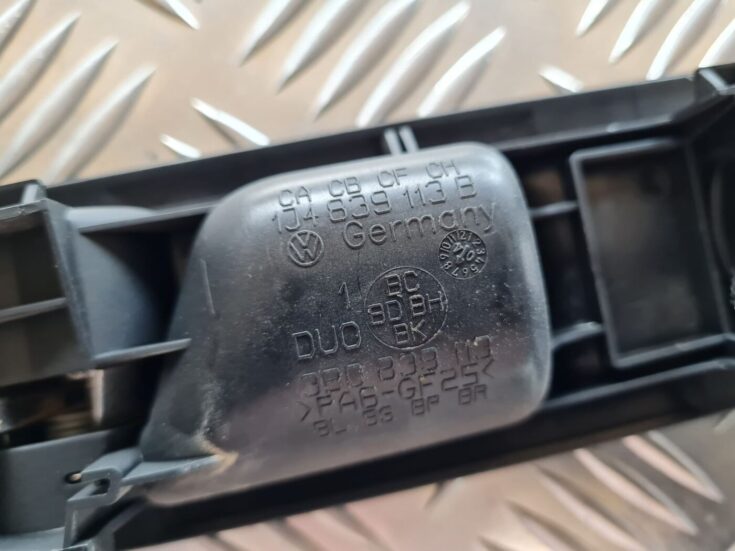 Salona durvju rokturis, aizmugures kreisais priekš VW PASSAT 2004 UNIVERSAL GREY
