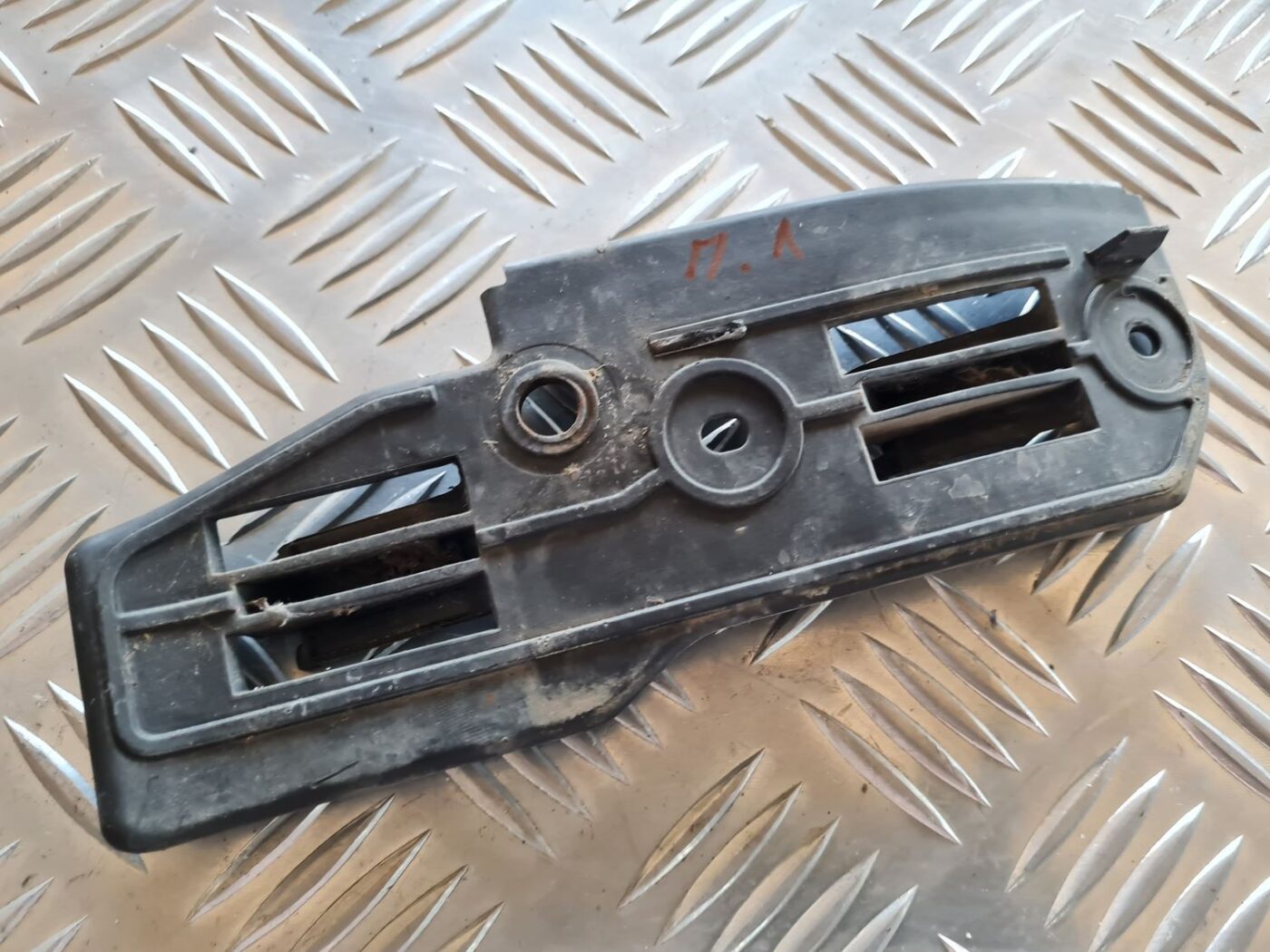 Priekšēja bufera kreisāis kronšteins priekš VW PASSAT 2004 UNIVERSAL GREY 2 Priekšēja bufera kreisāis kronšteins priekš VW PASSAT 2004 UNIVERSAL GREY