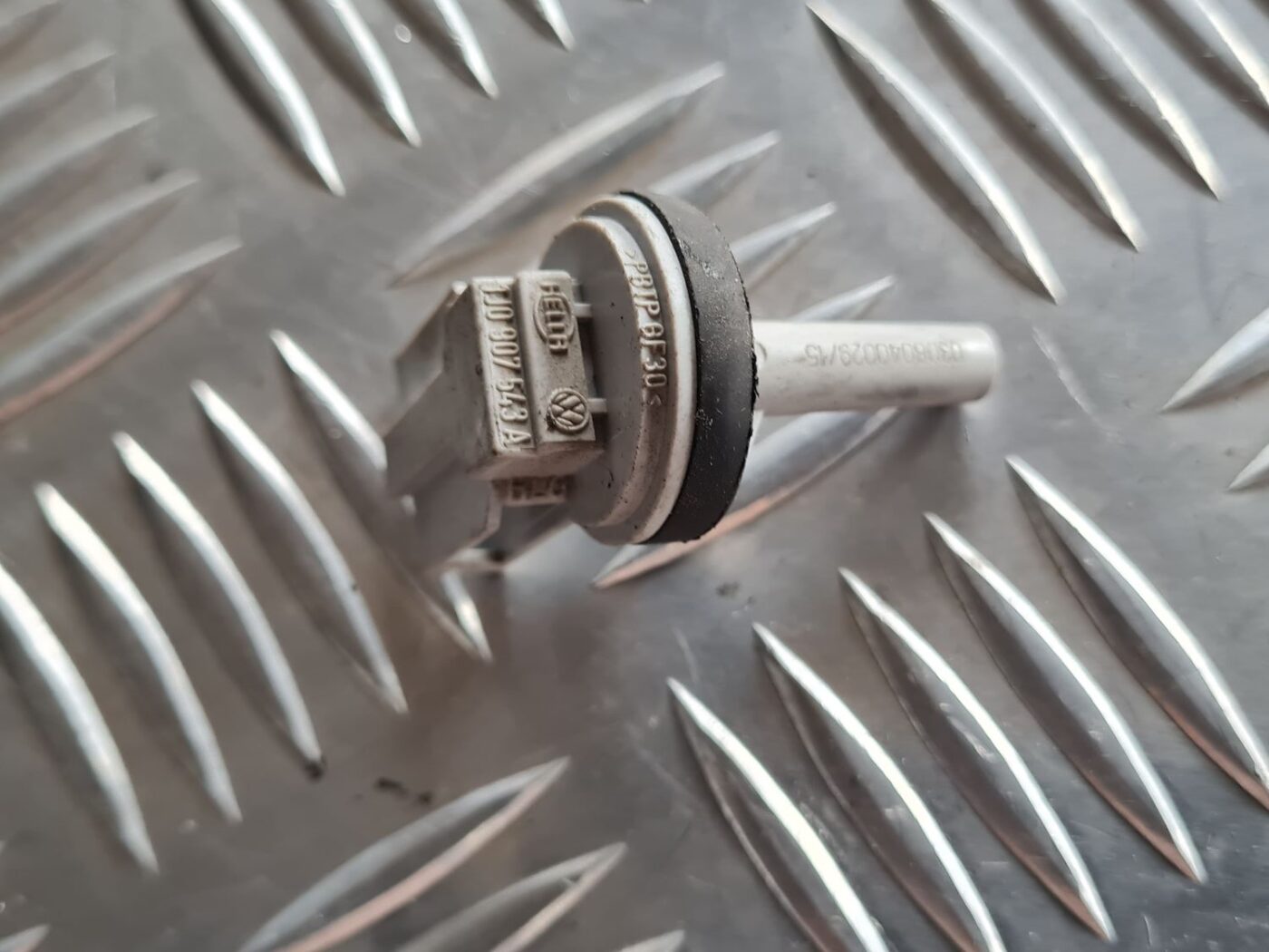 Temperatūras devejs priekš VW PASSAT 2004 UNIVERSAL GREY 3 Temperatūras devejs priekš VW PASSAT 2004 UNIVERSAL GREY