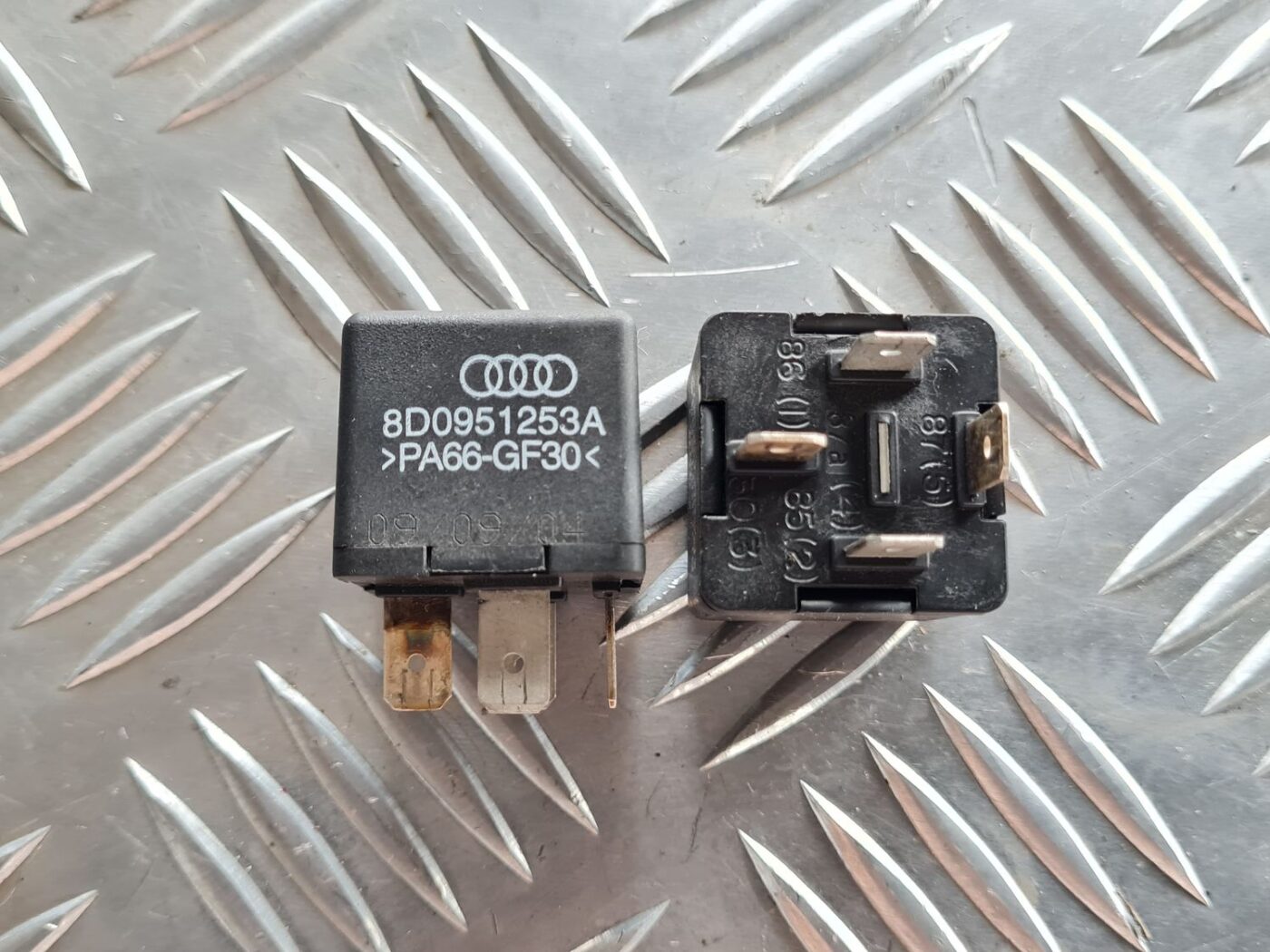 Drošinātāju releja priekš VW PASSAT 2004 UNIVERSAL GREY 2 Drošinātāju releja priekš VW PASSAT 2004 UNIVERSAL GREY