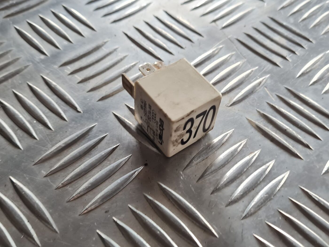 Drošinātāju releja priekš VW PASSAT 2004 UNIVERSAL GREY 1 Drošinātāju releja priekš VW PASSAT 2004 UNIVERSAL GREY