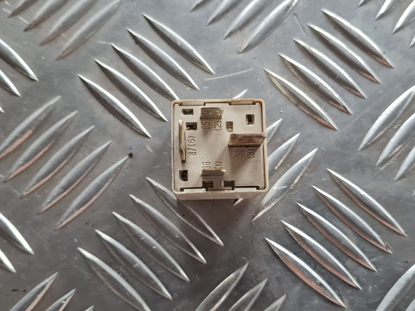 Drošinātāju releja priekš VW PASSAT 2004 UNIVERSAL GREY 2 Drošinātāju releja priekš VW PASSAT 2004 UNIVERSAL GREY