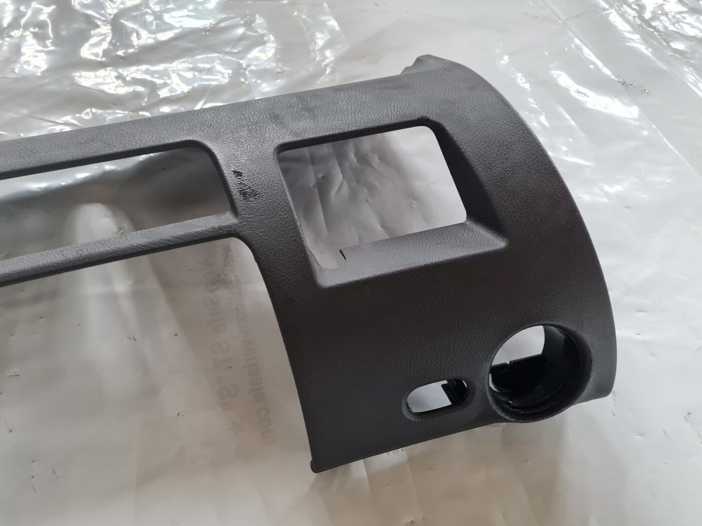 Mērinstrumentu paneļa apdare (zem stūres) priekš VW PASSAT 2004 UNIVERSAL GREY 2 Mērinstrumentu paneļa apdare (zem stūres) priekš VW PASSAT 2004 UNIVERSAL GREY