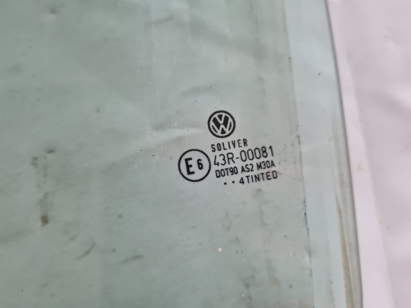 Aizmugurējo kreiso durvju stikls priekš VW PASSAT 2004 UNIVERSAL GREY 2 Aizmugurējo kreiso durvju stikls priekš VW PASSAT 2004 UNIVERSAL GREY