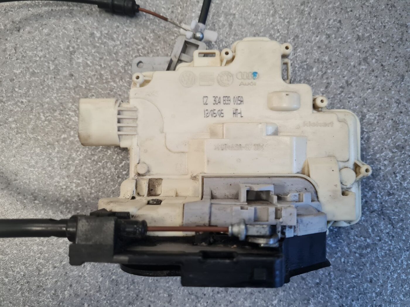 Aizmugurējo kreiso durvju slēdzene priekš VW PASSAT B6 2006 ANGL. UNIVERSAL 2 Aizmugurējo kreiso durvju slēdzene priekš VW PASSAT B6 2006 ANGL. UNIVERSAL