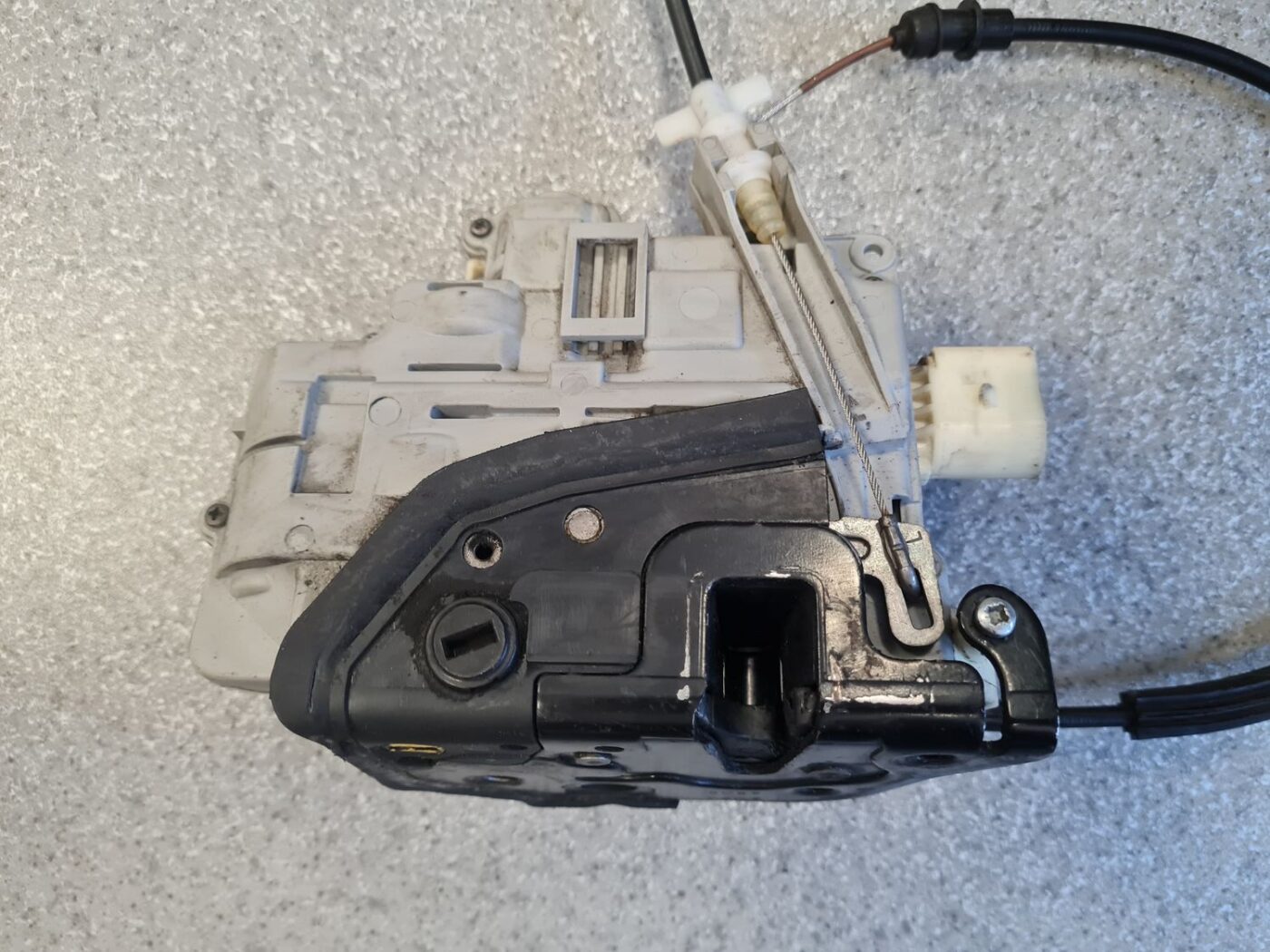 Aizmugurējo kreiso durvju slēdzene priekš VW PASSAT B6 2006 ANGL. UNIVERSAL 5 Aizmugurējo kreiso durvju slēdzene priekš VW PASSAT B6 2006 ANGL. UNIVERSAL