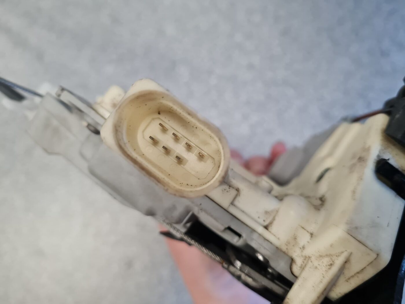 Aizmugurējo kreiso durvju slēdzene priekš VW PASSAT B6 2006 ANGL. UNIVERSAL 4 Aizmugurējo kreiso durvju slēdzene priekš VW PASSAT B6 2006 ANGL. UNIVERSAL