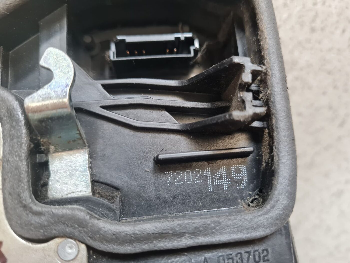 Priekšējo kreiso durvju slēdzene priekš BMW 1 E87 2007 GRAPHITE 7 Priekšējo kreiso durvju slēdzene priekš BMW 1 E87 2007 GRAPHITE