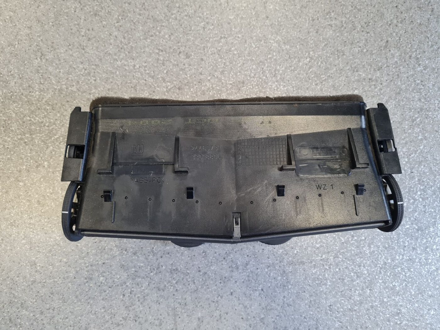 Mērinstrumentu paneļa gaisa vads, centrā priekš OPEL ASTRA H 2005 5 Mērinstrumentu paneļa gaisa vads, centrā priekš OPEL ASTRA H 2005