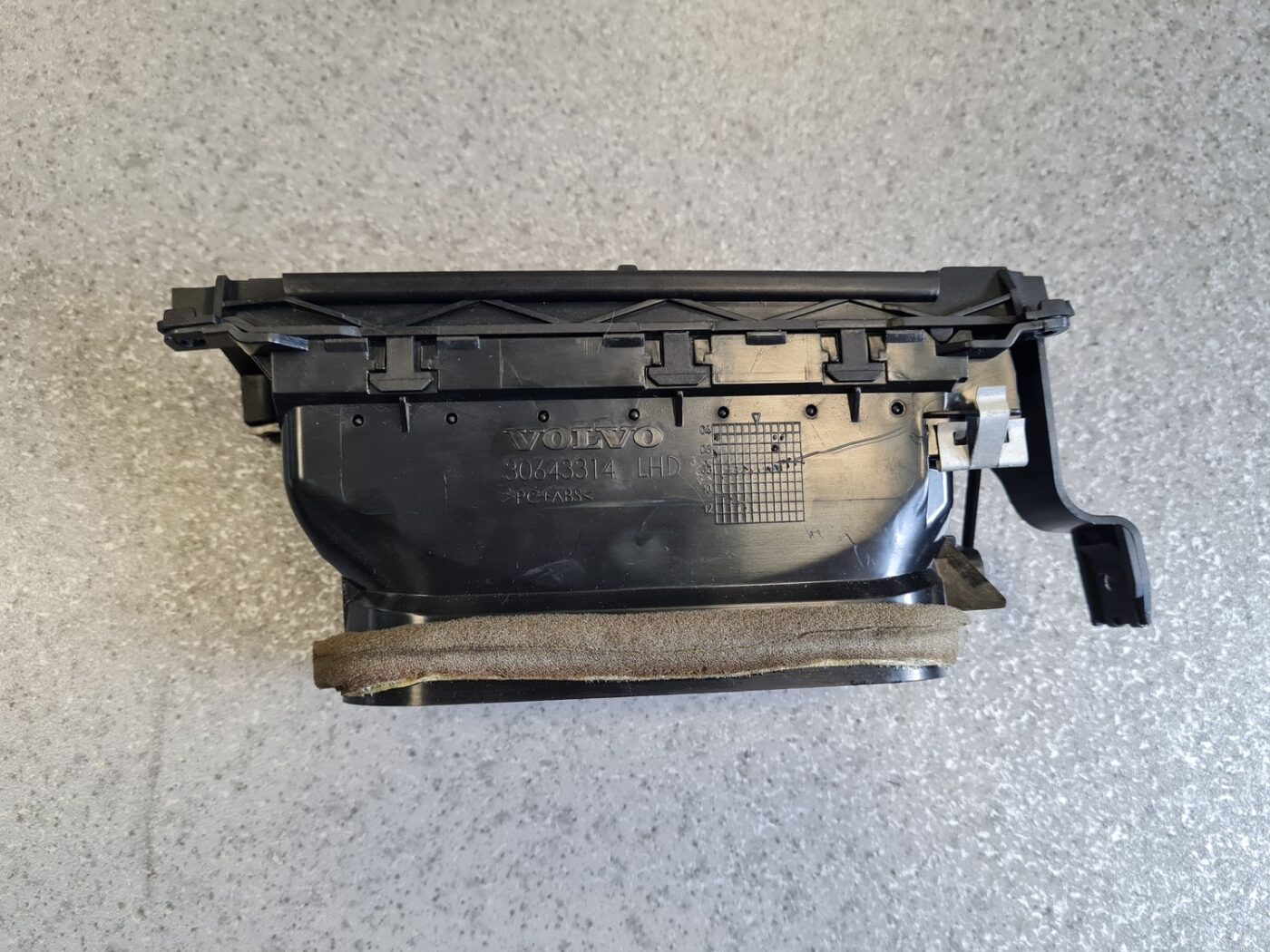 Mērinstrumentu paneļa gaisa vads, pa labi priekš VOLVO S80 2007 GREY 4 Mērinstrumentu paneļa gaisa vads, pa labi priekš VOLVO S80 2007 GREY