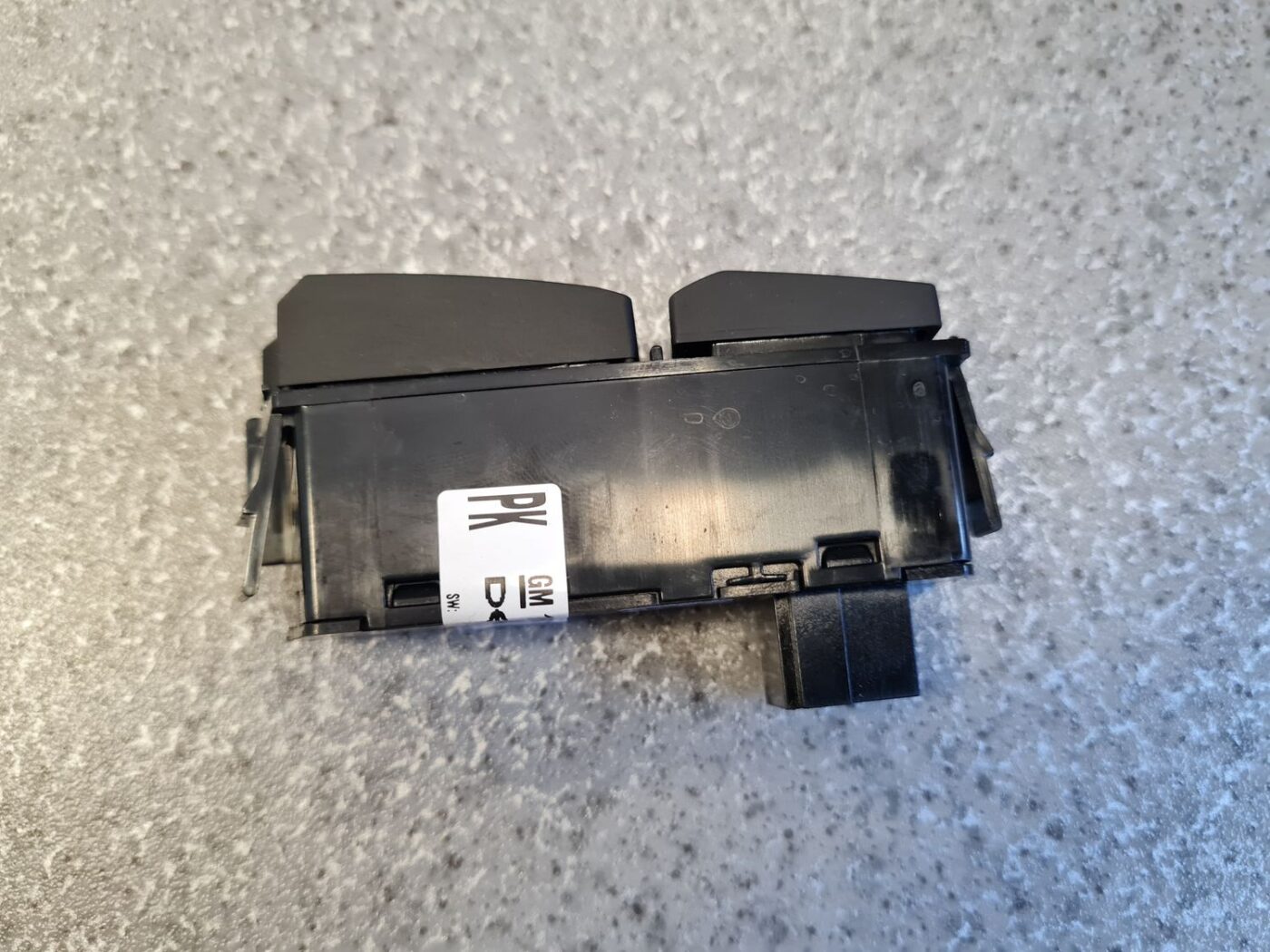 Parkošanās devēju poga priekš OPEL ASTRA H 2005 6 Parkošanās devēju poga priekš OPEL ASTRA H 2005