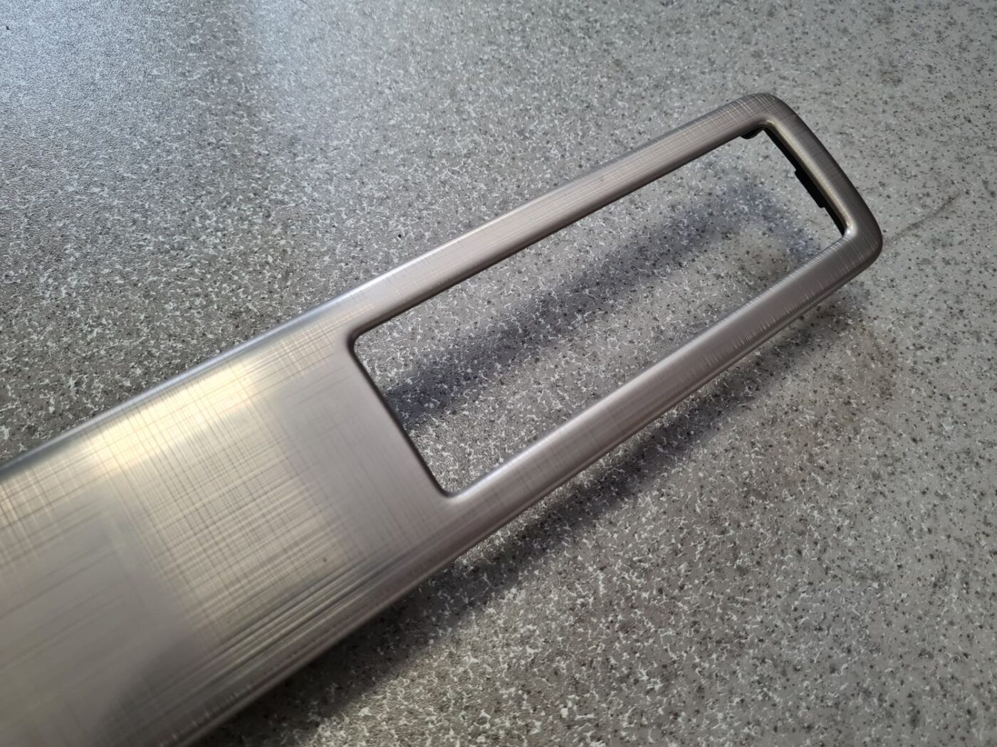 Mērinstrumentu paneļa dekoratīvā uzlika priekš VOLVO V70 2010 2 Mērinstrumentu paneļa dekoratīvā uzlika priekš VOLVO V70 2010