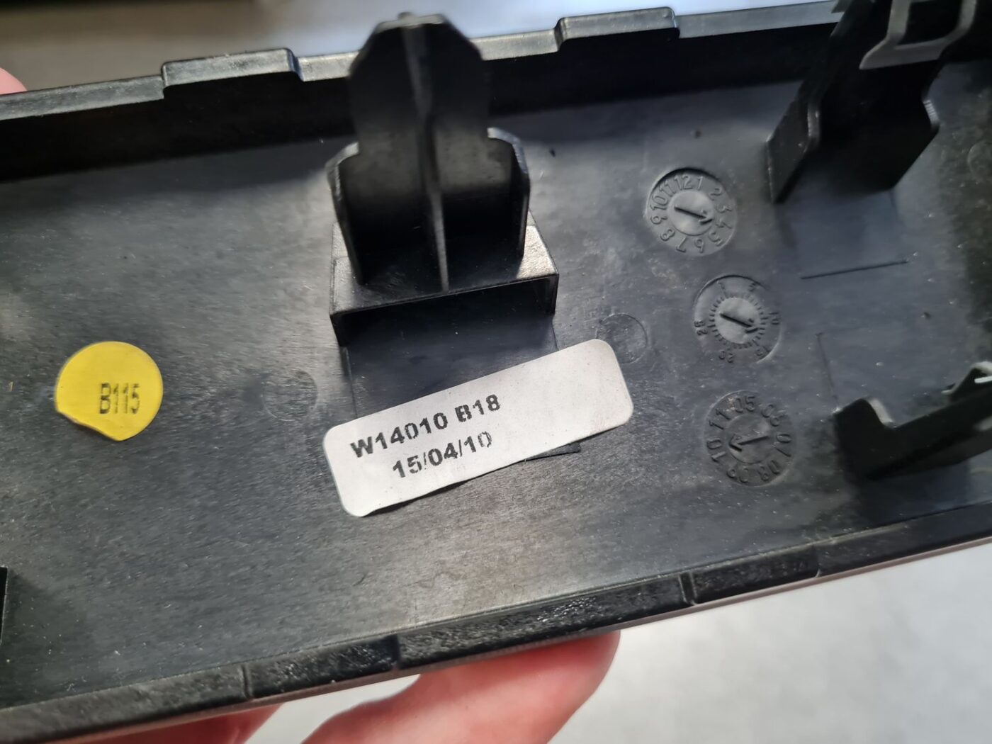 Mērinstrumentu paneļa dekoratīvā uzlika priekš VOLVO V70 2010 4 Mērinstrumentu paneļa dekoratīvā uzlika priekš VOLVO V70 2010