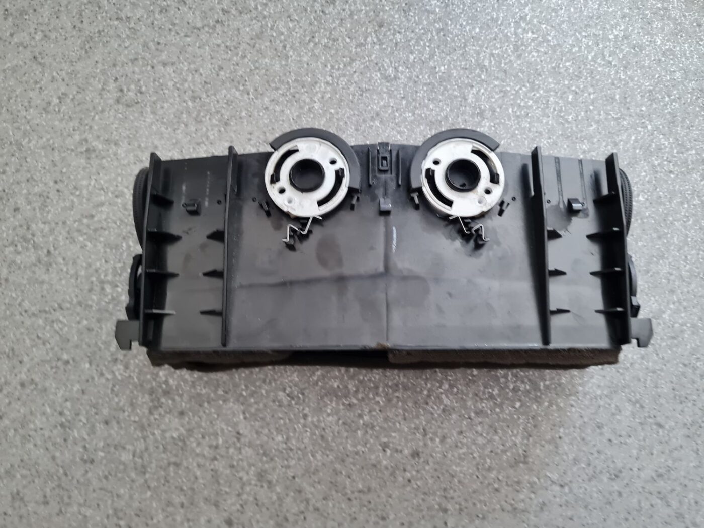 Mērinstrumentu paneļa gaisa vads, centrā priekš OPEL ASTRA H STATION WAGON 2009 3 Mērinstrumentu paneļa gaisa vads, centrā priekš OPEL ASTRA H STATION WAGON 2009