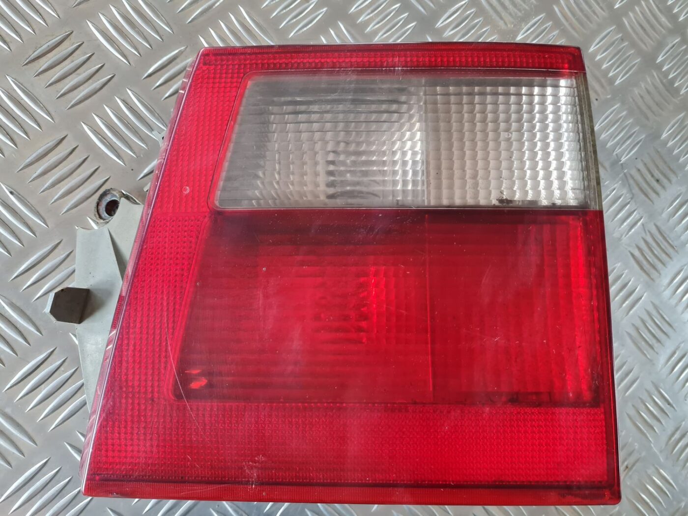 Bagāžnieka vāka labais lukturis priekš SAAB 9-5 1999 2 Bagāžnieka vāka labais lukturis priekš SAAB 9-5 1999