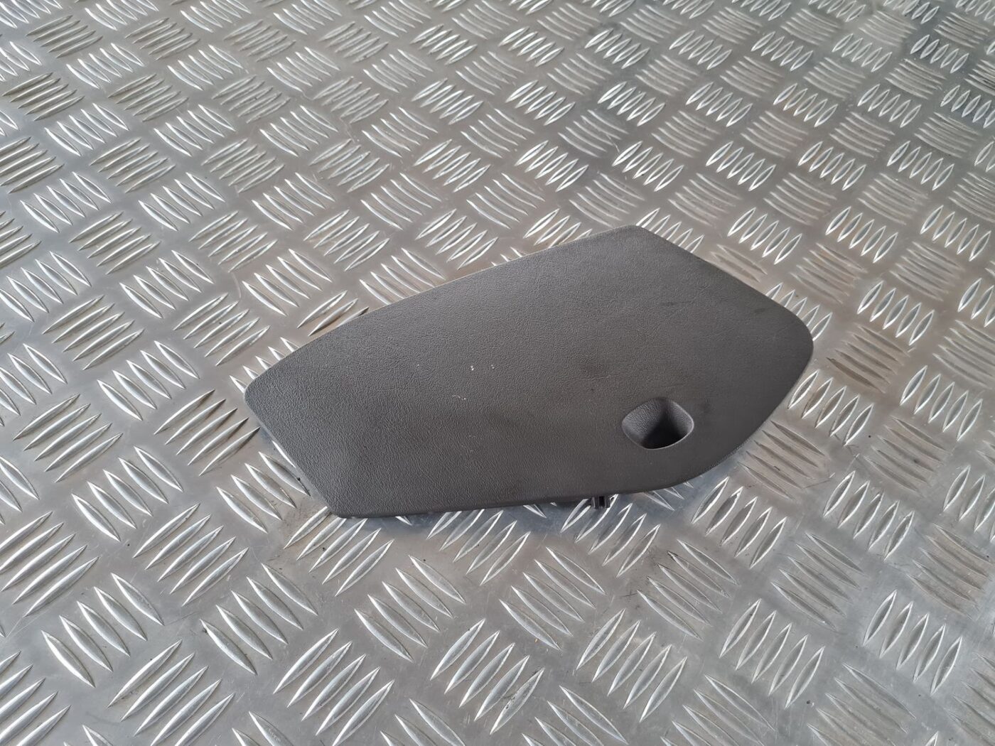 Mērinstrumentu paneļa sānu apdare priekš SAAB 9-5 1999 1 Mērinstrumentu paneļa sānu apdare priekš SAAB 9-5 1999