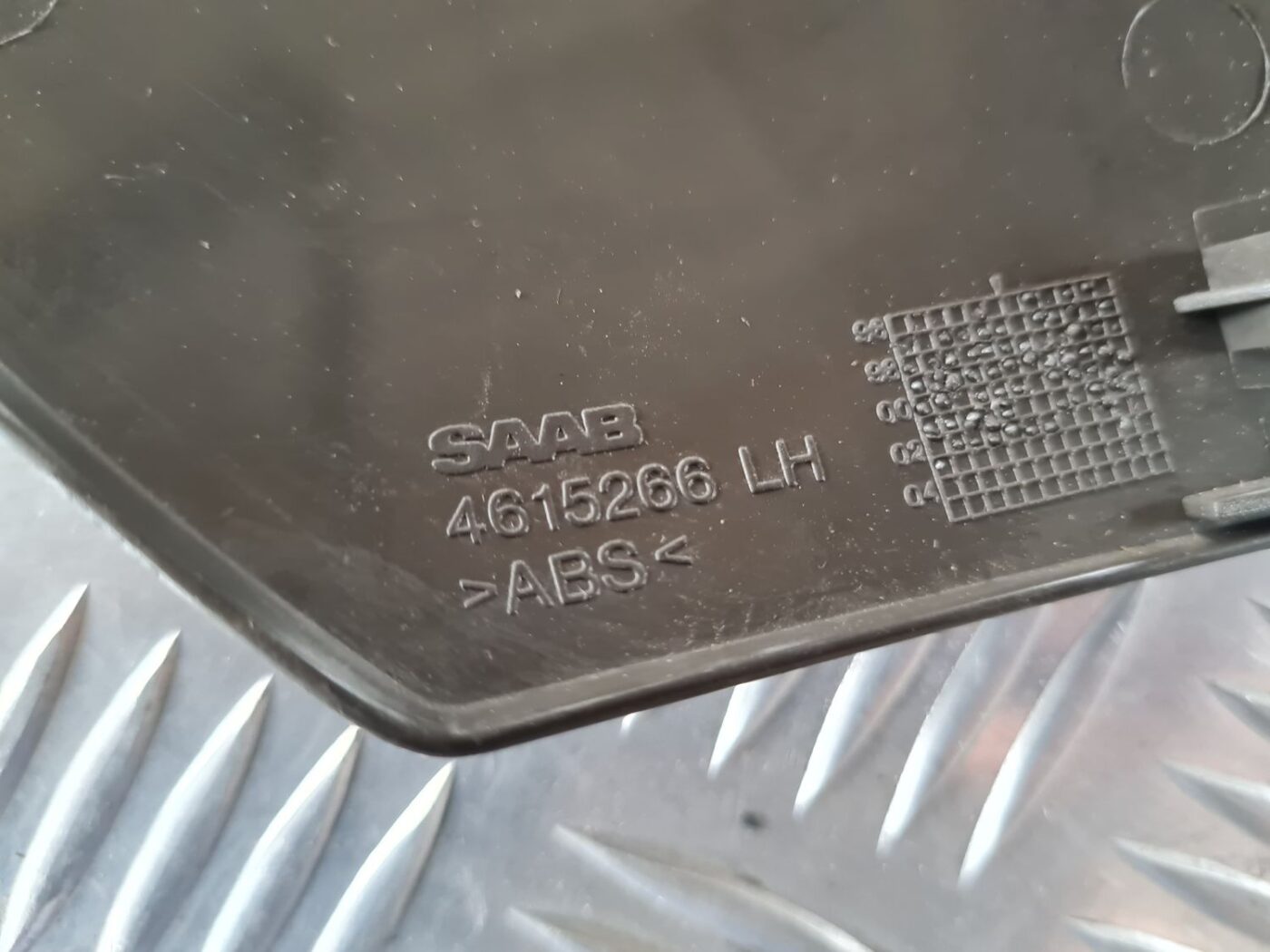 Mērinstrumentu paneļa sānu apdare priekš SAAB 9-5 1999 4 Mērinstrumentu paneļa sānu apdare priekš SAAB 9-5 1999