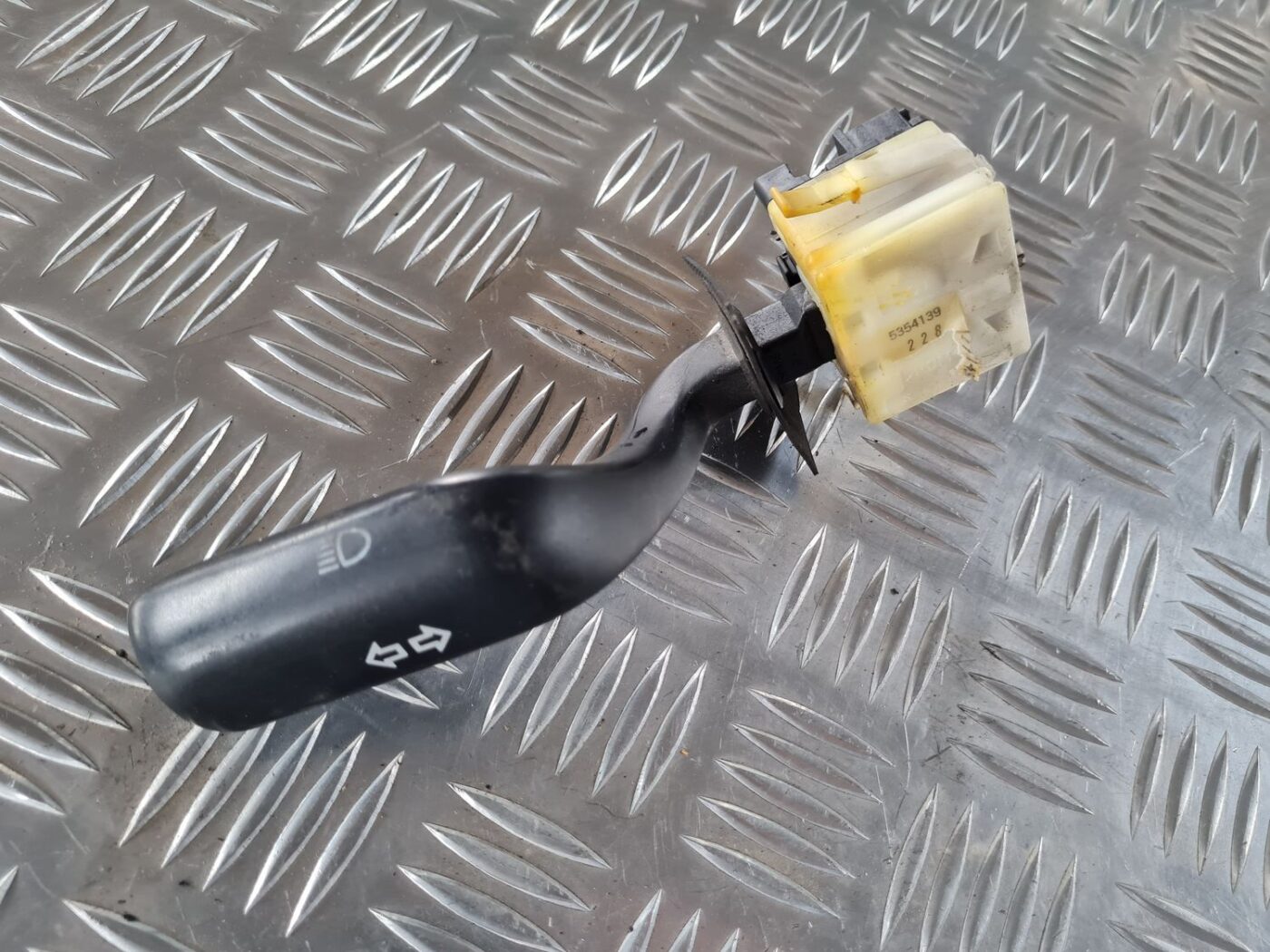 Pagrieziena rādītāju slēdzis priekš SAAB 9-5 1999 2 Pagrieziena rādītāju slēdzis priekš SAAB 9-5 1999