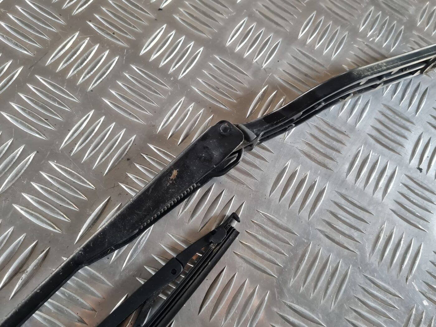 Vējstikla slotu turētāju komplekts priekš SAAB 9-5 1999 4 Vējstikla slotu turētāju komplekts priekš SAAB 9-5 1999