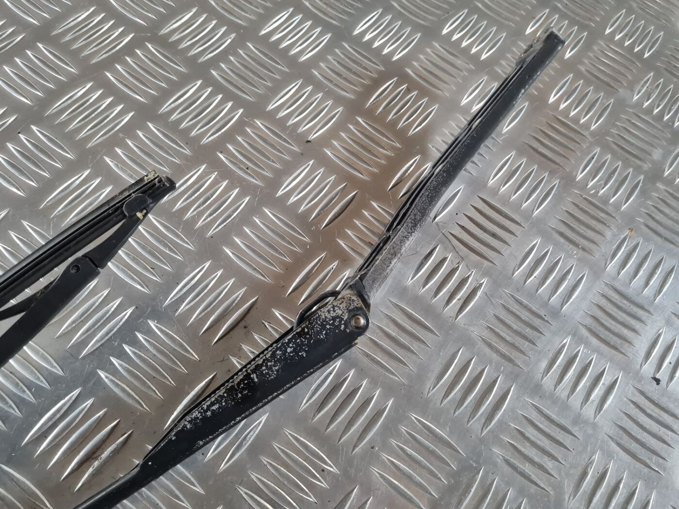 Vējstikla slotu turētāju komplekts priekš SAAB 9-5 1999 3 Vējstikla slotu turētāju komplekts priekš SAAB 9-5 1999