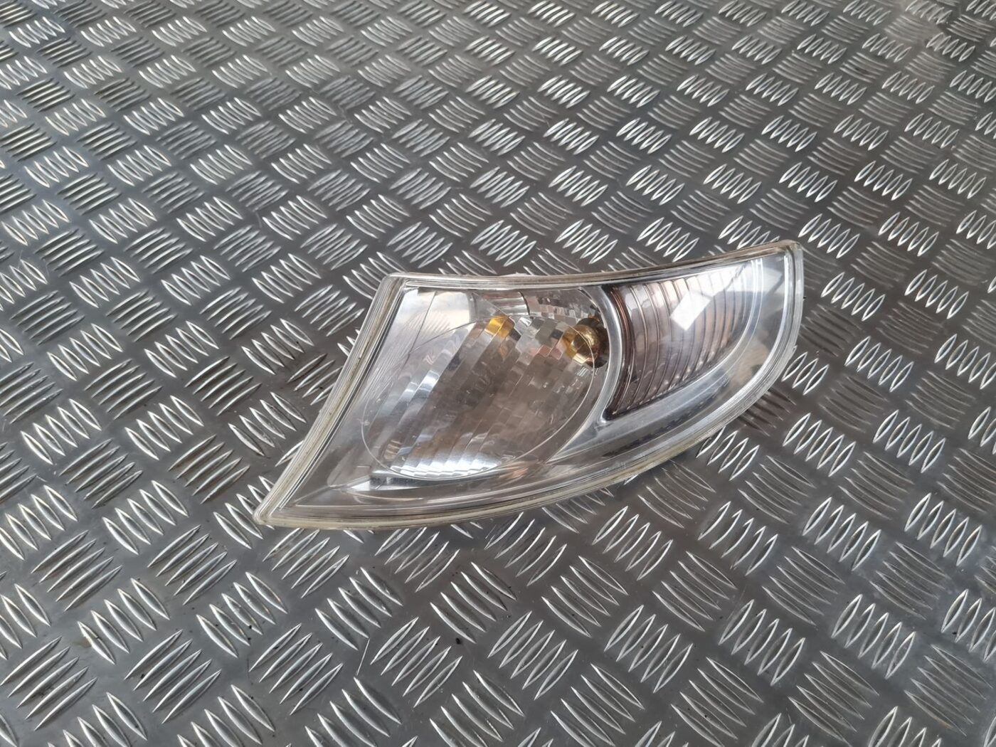 Pagrieziena signala lukturis priekš SAAB 9-5 1999 1 Pagrieziena signala lukturis priekš SAAB 9-5 1999