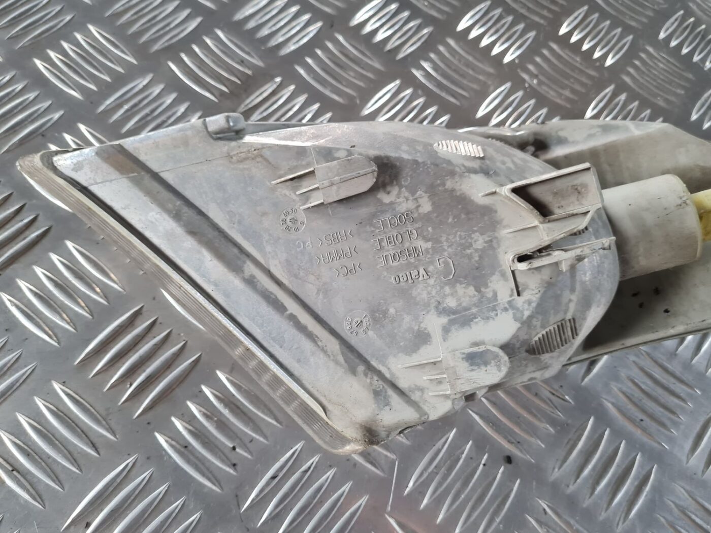 Pagrieziena signala lukturis priekš SAAB 9-5 1999 4 Pagrieziena signala lukturis priekš SAAB 9-5 1999