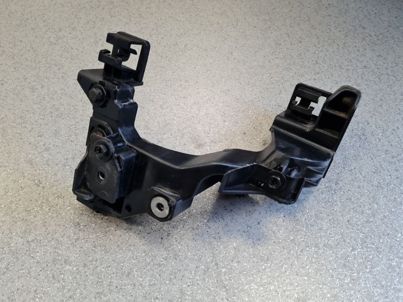 Priekšēja luktura kronšteins priekš KIA CEED 2013 2 Priekšēja luktura kronšteins priekš KIA CEED 2013