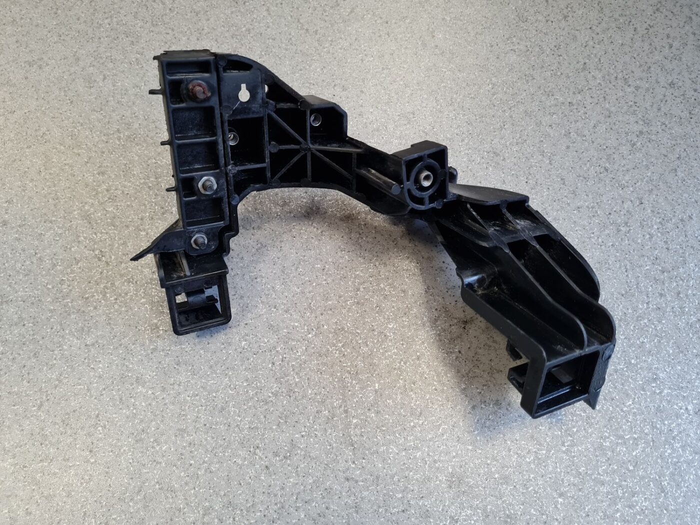 Priekšēja luktura kronšteins priekš KIA CEED 2013 8 Priekšēja luktura kronšteins priekš KIA CEED 2013