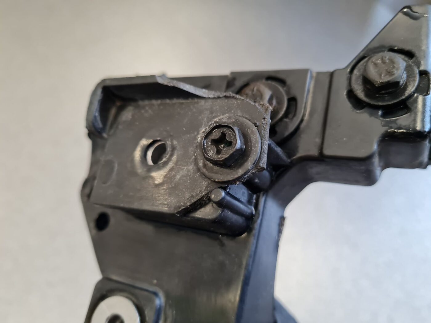 Priekšēja luktura kronšteins priekš KIA CEED 2013 6 Priekšēja luktura kronšteins priekš KIA CEED 2013