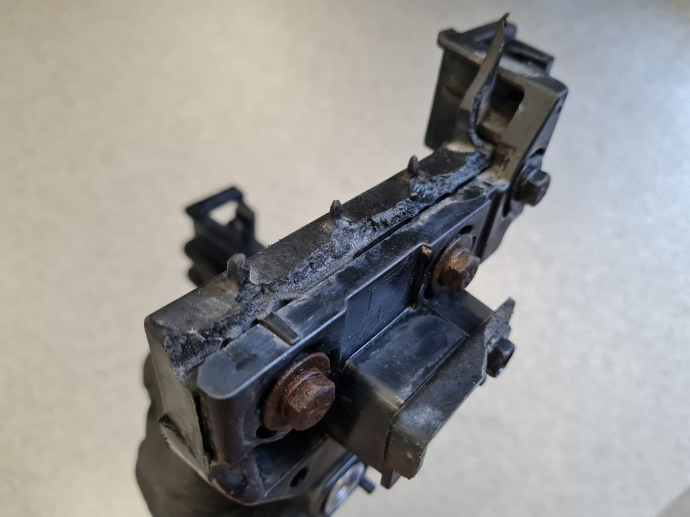 Priekšēja luktura kronšteins priekš KIA CEED 2013 5 Priekšēja luktura kronšteins priekš KIA CEED 2013