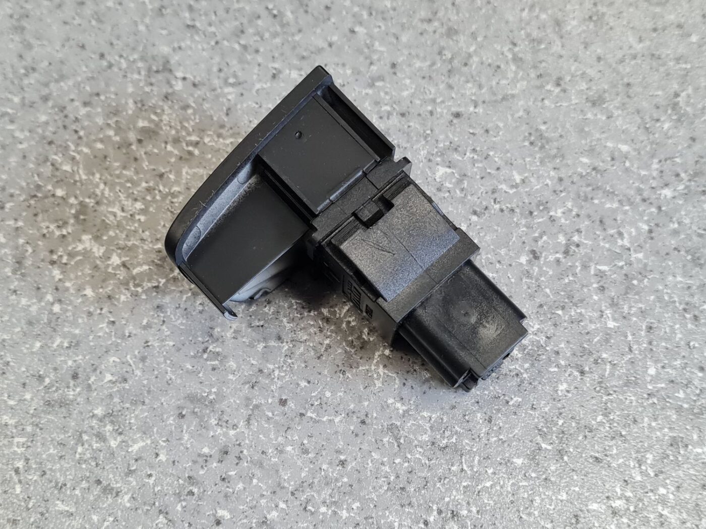 Slēdža pogas vāks priekš PEUGEOT 307 2003 2 Slēdža pogas vāks priekš PEUGEOT 307 2003