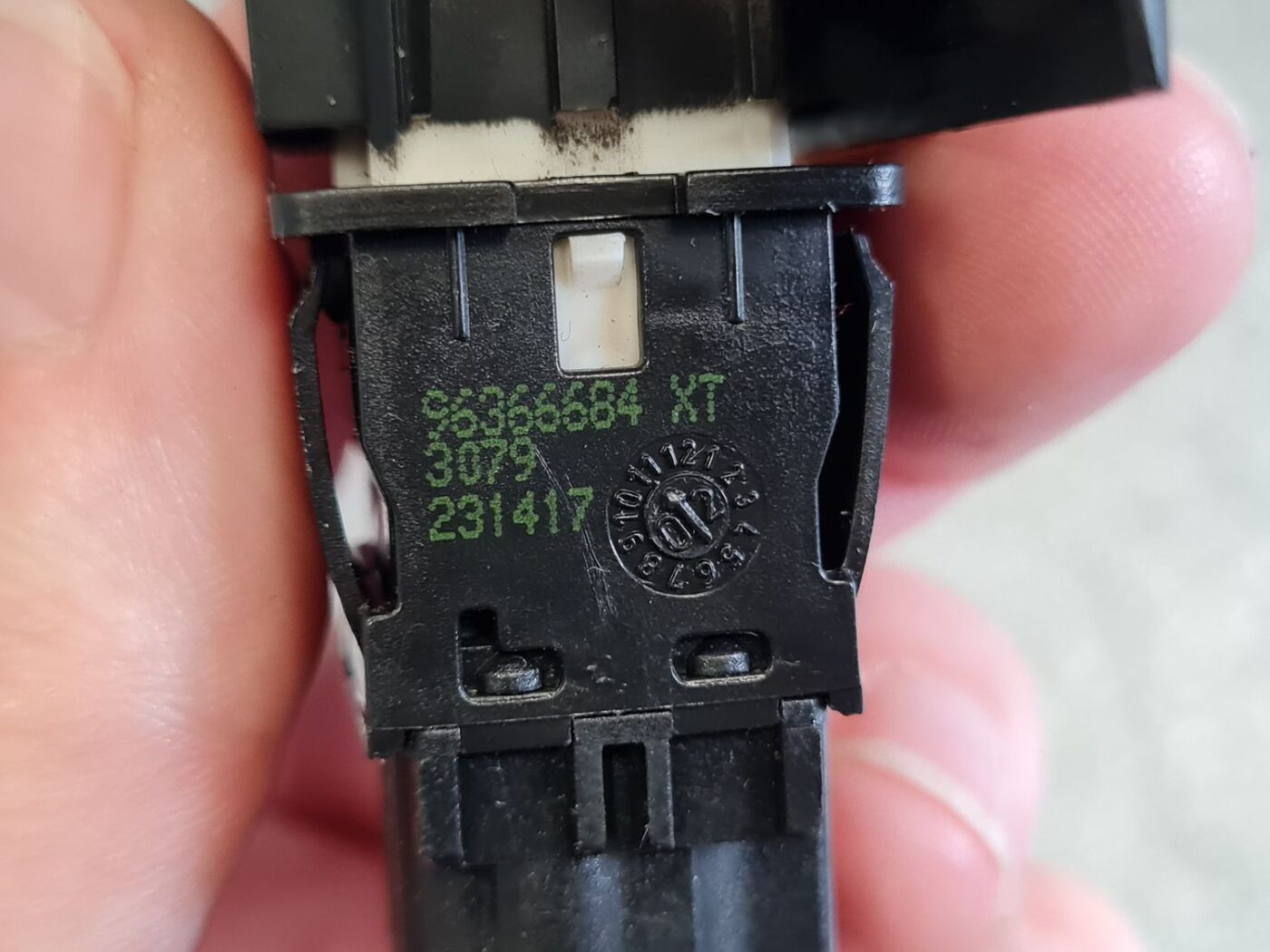 Atvēršanas/aizvēršanas poga priekš PEUGEOT 307 2003 2 Atvēršanas/aizvēršanas poga priekš PEUGEOT 307 2003