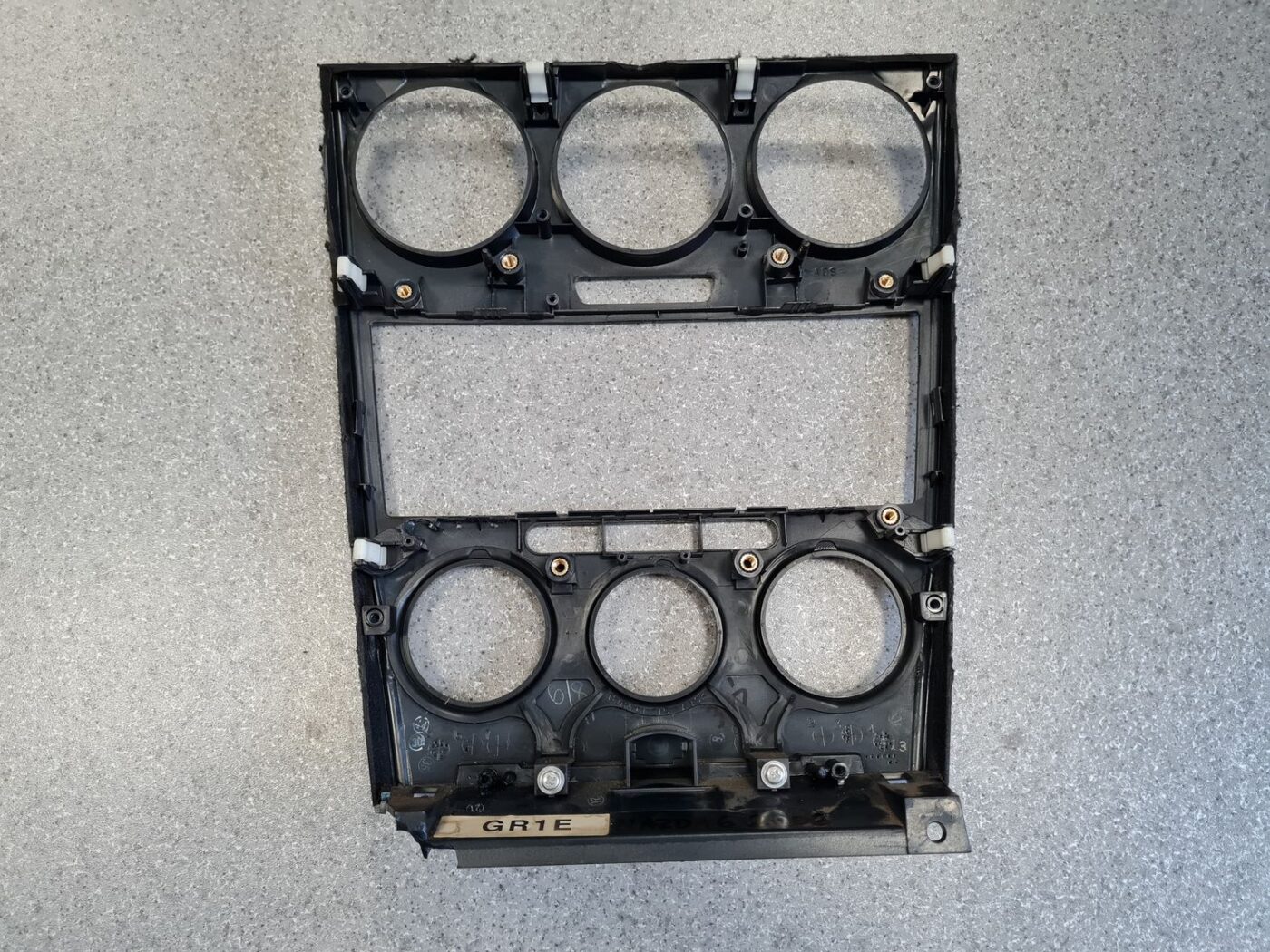 Mērinstrumentu paneļa dekoratīvais rāmis priekš MAZDA 6 2006 10 Mērinstrumentu paneļa dekoratīvais rāmis priekš MAZDA 6 2006