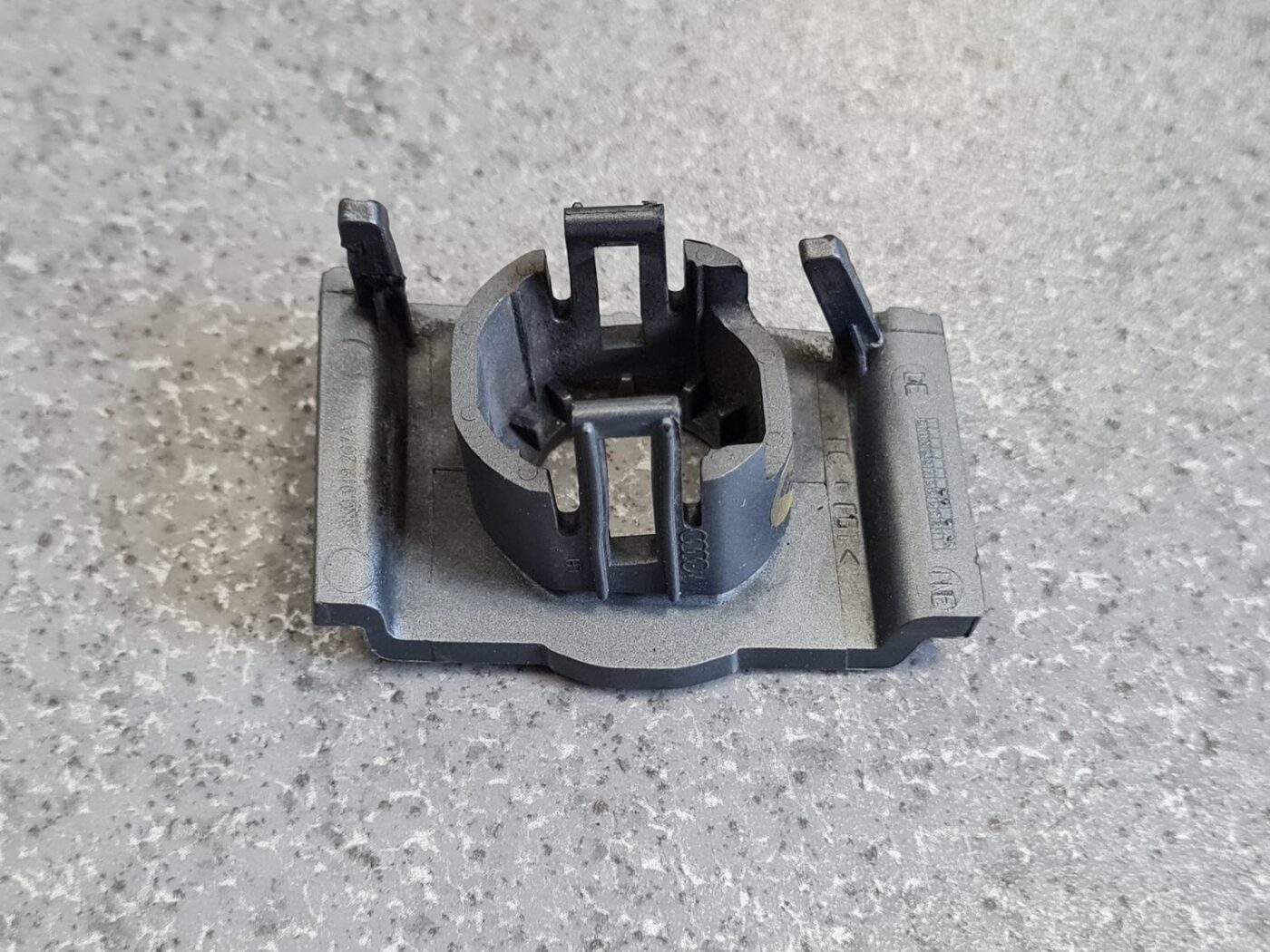 Parkošanās devēja stiprinājums priekš AUDI A4 2009-2013 5 Parkošanās devēja stiprinājums priekš AUDI A4 2009-2013