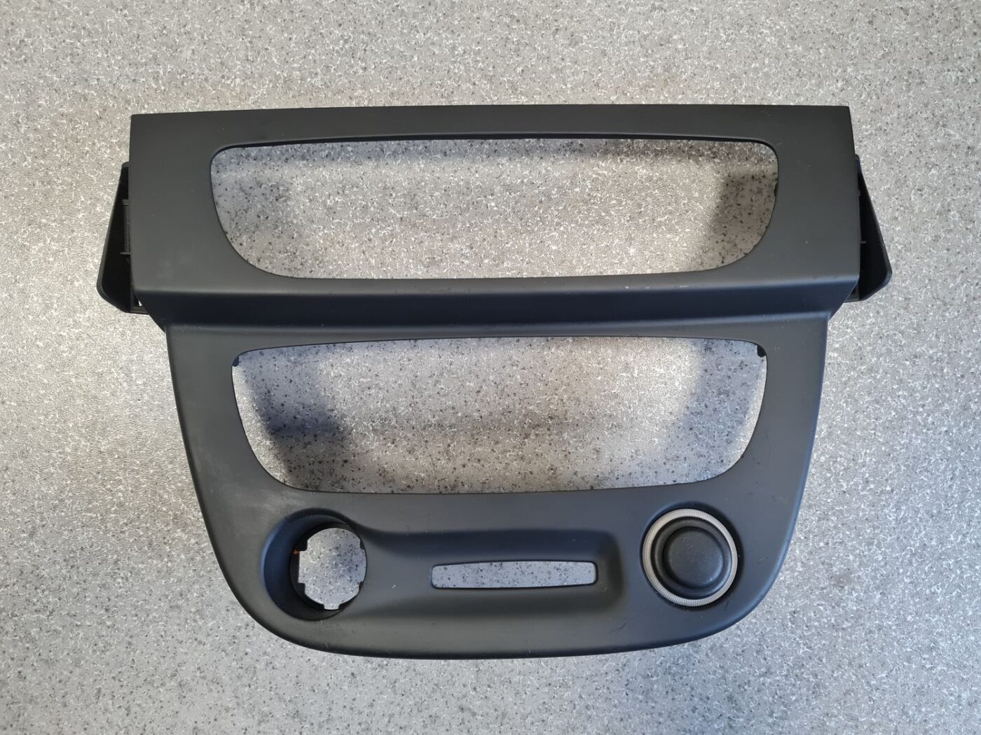 Mērinstrumentu paneļa dekoratīvais rāmis priekš RENAULT MEGANE 2011 2 Mērinstrumentu paneļa dekoratīvais rāmis priekš RENAULT MEGANE 2011