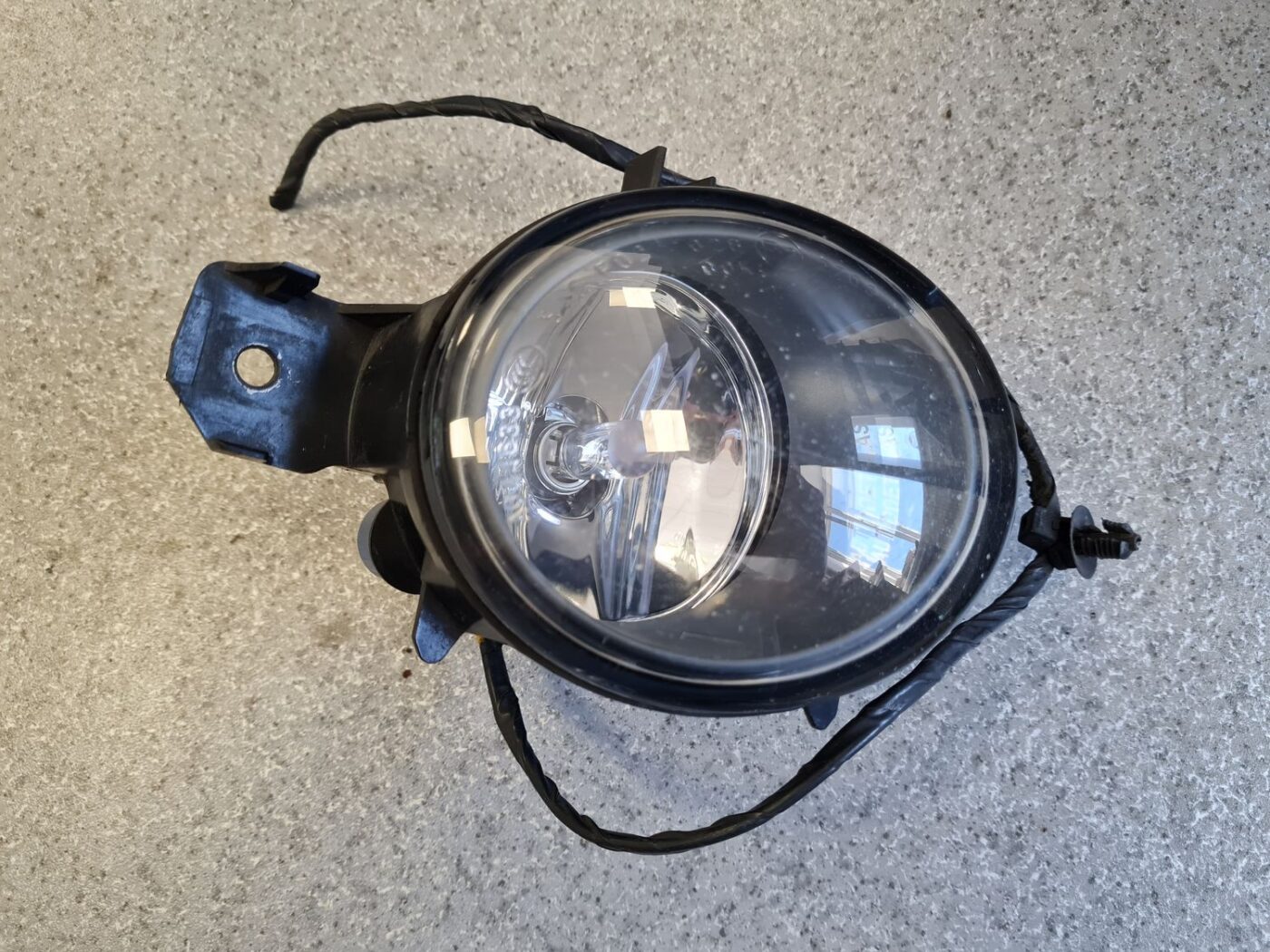 Miglas lukturis priekšā labajā pusē priekš BMW 123 E87 2008 BLACK 2 Miglas lukturis priekšā labajā pusē priekš BMW 123 E87 2008 BLACK