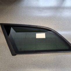 Aizmugurējais kreisais sānu stikls priekš AUDI A6 AVANT 2006 S-LINE