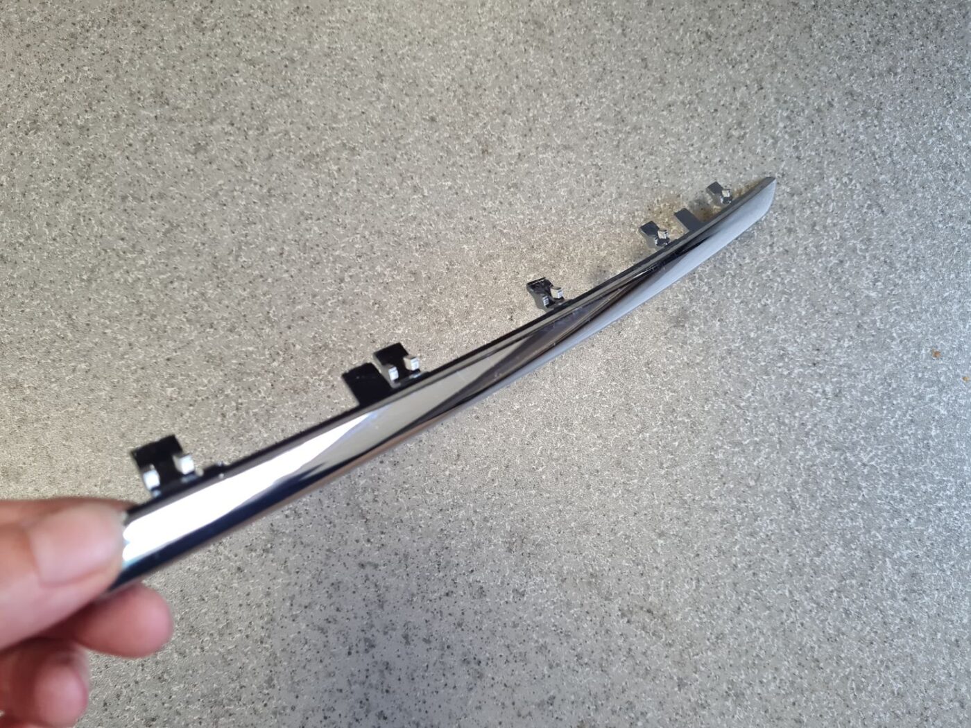 Priekšējā režģa hromēta uzlika priekš VW PASSAT CC 2009 6 Priekšējā režģa hromēta uzlika priekš VW PASSAT CC 2009